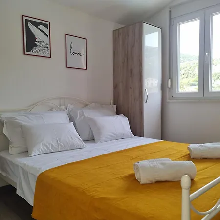 Barba Vinko Villa Kastela